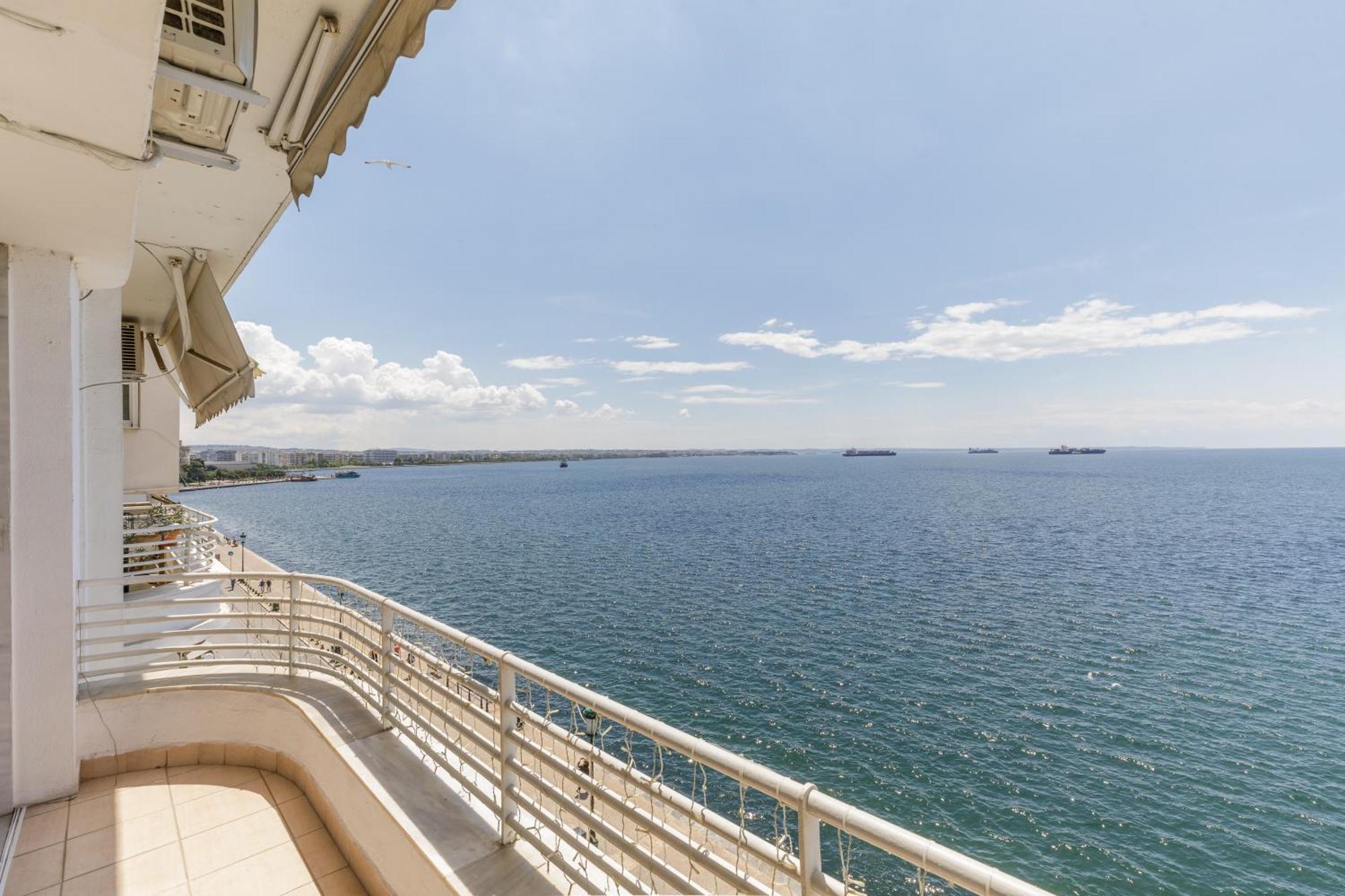 Infinity & Beyond By Halu! - Seafront Apartments Солун Екстериор снимка