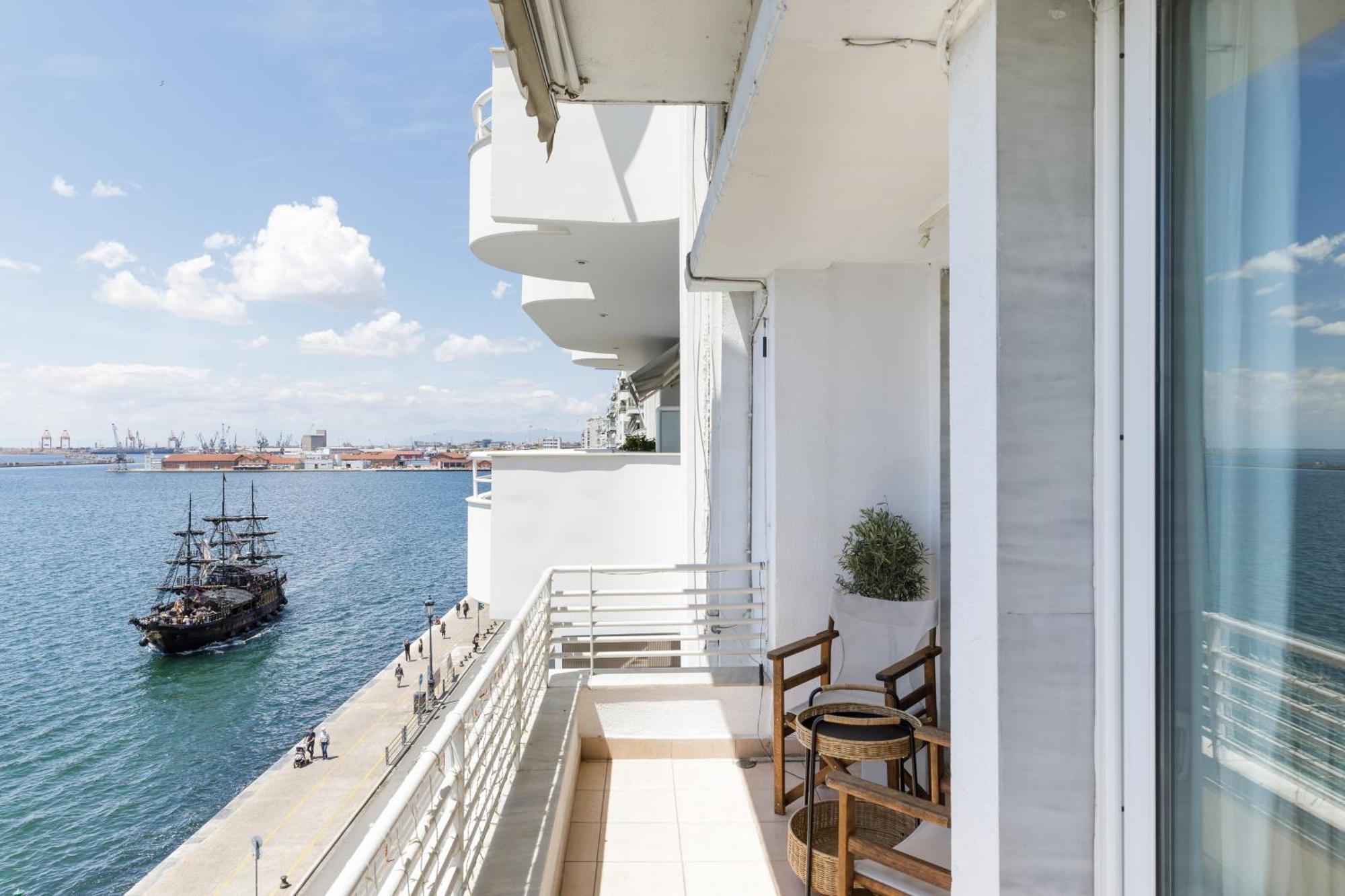 Infinity & Beyond By Halu! - Seafront Apartments Солун Екстериор снимка